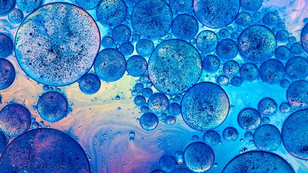 макрос масляних крапель і пігменту на поверхні води з яскравим фоном
 - Фото, зображення