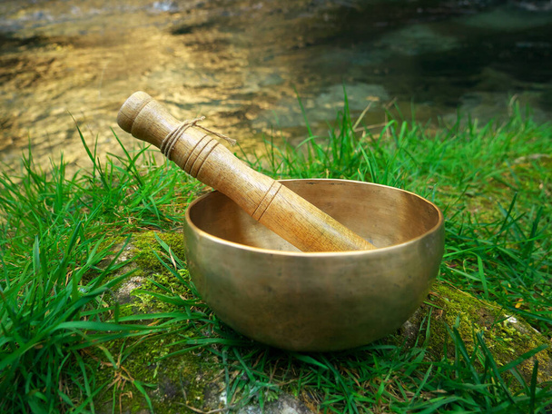 Metal singing bowl for relaxing and receiving healing vibrations - Foto, imagen