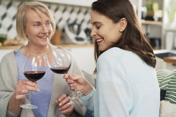 Ευτυχισμένη ενήλικη κόρη και μεγαλύτερη μητέρα κάνουν πρόποση στο κρασί - Φωτογραφία, εικόνα