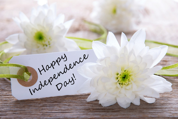 witte bloemen met gelukkige dag van de onafhankelijkheid - Foto, afbeelding