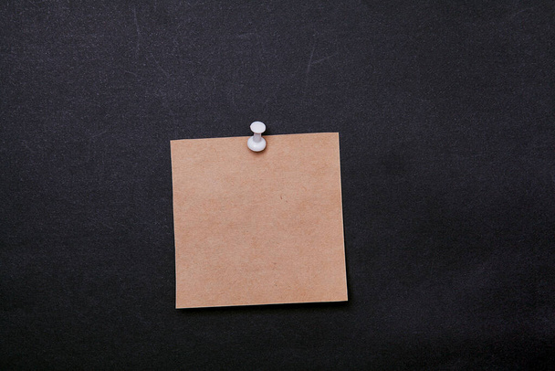 Πολύχρωμα έγγραφα σημείωμα σε μαύρο φόντο.Post-it. - Φωτογραφία, εικόνα