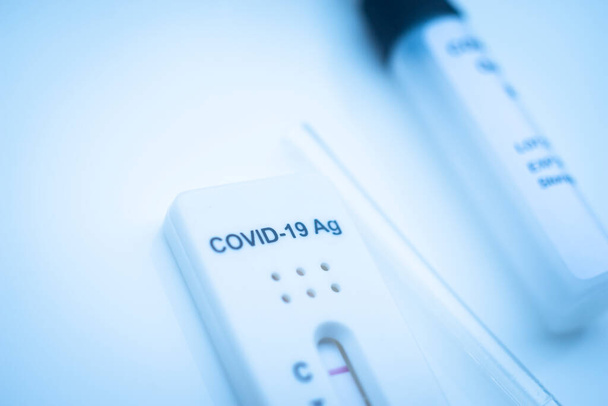 Covid 19ウイルスパンデミック迅速検査は自宅の唾液から陰性の結果. - 写真・画像