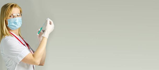 oltóanyagot és fecskendőt tartó nővér, a vírus kovid-19 elleni védőoltás - Fotó, kép