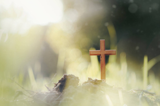 Крест на расплывчатом фоне заката. Христианство, христианство, копирайт - Фото, изображение