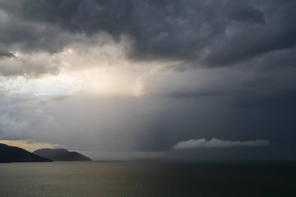Tropische storm dramatische wolkenlandschap en zeegezicht in Batu Ferringhi, Penang Island, Maleisië. - Foto, afbeelding