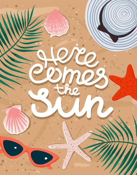 Tässä tulee aurinkokortti tai banneri käsin kirjoitettu hiekkarannalla tausta päivänvarjo, aurinkolasit, simpukat, hattu ja trooppisia kasveja. Vektoriesimerkki. - Vektori, kuva