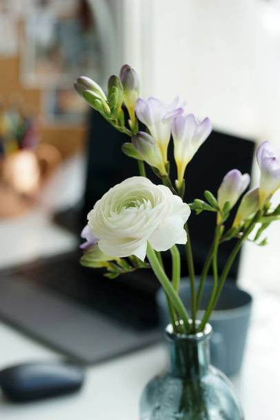 Μπουκέτο με λευκό ranunculus στο γραφείο - Φωτογραφία, εικόνα