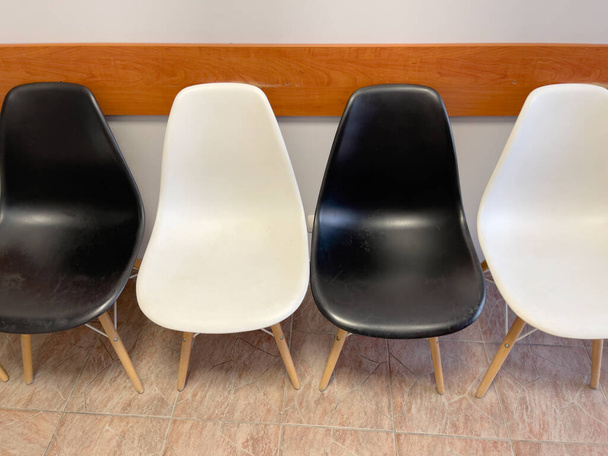 Ασπρόμαυρες καρέκλες - Φωτογραφία, εικόνα
