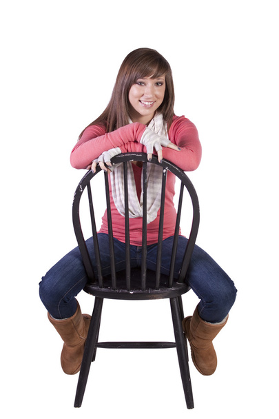 Beyaz arka plan ile sandalye üzerinde oturan bir kadının sanatsal görüntü - Fotoğraf, Görsel