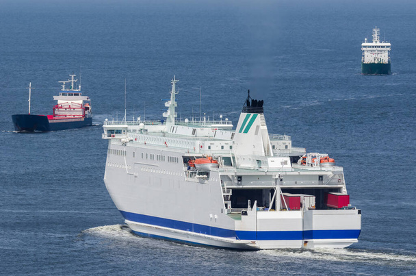 TRANSPORTE MARÍTIMO - Transbordador de pasajeros y cargueros navegan en el mar - Foto, Imagen
