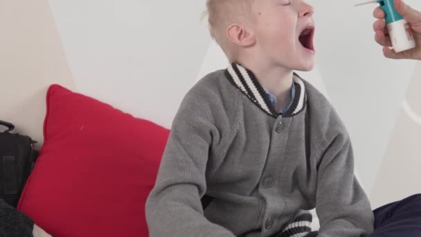 Une bouche d'écoliers est aspergée de douleur à la gorge - Séquence, vidéo