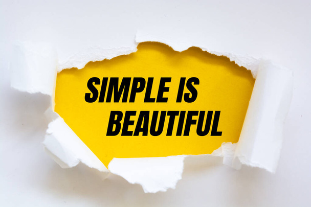 Texto simple es hermoso en papel de nota - Foto, Imagen