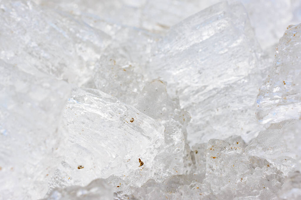 Buz kristallerinin alışılmadık şekilleri ve dokuları fotokopi uzayı ile sığ. Kış ve bahar manzarası. - Fotoğraf, Görsel