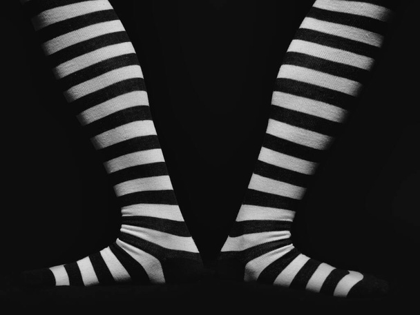 жіночі ноги з смугастим одягом
 - Фото, зображення