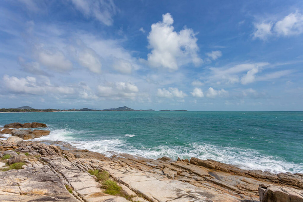 Widok na morze i kamień skalny na wyspie Koh Samui, Niewidoczny i niesamowity Tajlandia. - Zdjęcie, obraz