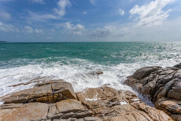Vista sul mare e pietra di roccia a Koh Samui isola, invisibile e sorprendente Thailandia. - Foto, immagini
