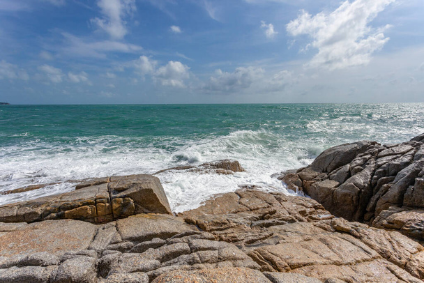 Θέα στη θάλασσα και πέτρα βράχο στο νησί Koh Samui, Αθέατη και καταπληκτική Ταϊλάνδη. - Φωτογραφία, εικόνα