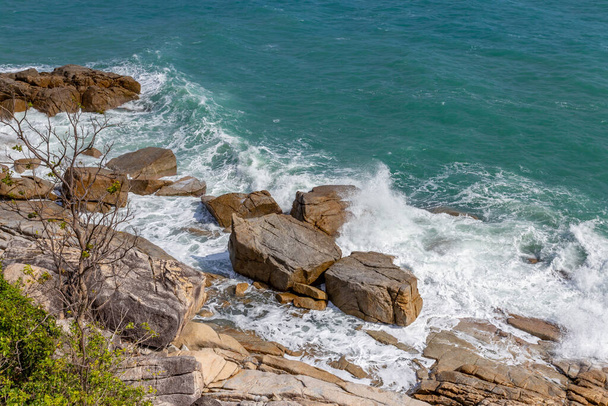 サムイ島の海の景色と岩の石、見られない素晴らしいタイ. - 写真・画像