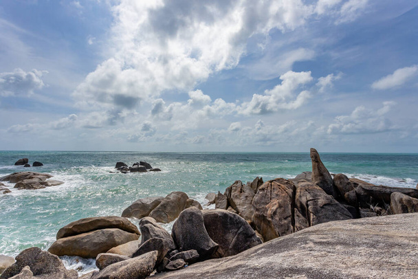 Vista mar em Hin Ta Hin Yai Avô e vovó Rock em Koh Samui ilha, Invisível e incrível Tailândia. - Foto, Imagem