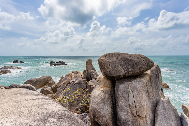 Widok na morze na Hin Ta Hin Yai Dziadek i babcia Rock na wyspie Koh Samui, Niewidoczny i niesamowity Tajlandia. - Zdjęcie, obraz