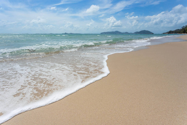 Kilátás a tengerre a trópusi strandról, napos égbolttal. Nyári paradicsom strand Koh Samui sziget. Trópusi part. Trópusi tenger Thaiföldön. Egzotikus nyári strand felhőkkel a láthatáron. Ocean beach relax, szabadtéri utazás - Fotó, kép