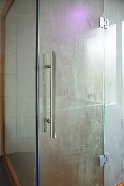 Hammam moderne dans la salle de bain - Photo, image