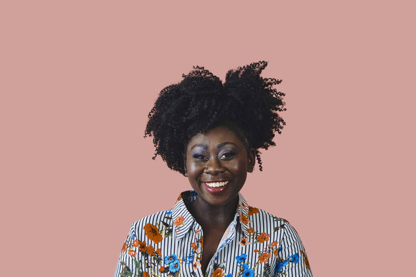 Portret pięknej, młodej Afrykanki uśmiechniętej - Zdjęcie, obraz
