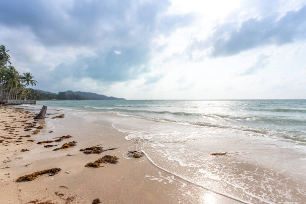 Výhled na moře z tropické pláže se slunnou oblohou. Letní rajská pláž na ostrově Koh Samui. Tropické pobřeží. Tropické moře v Thajsku. Exotická letní pláž s mraky na obzoru. Ocean Beach relax, venkovní cestování - Fotografie, Obrázek