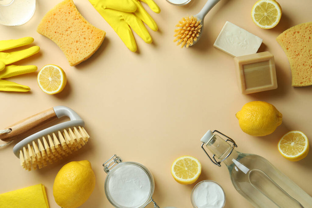 環境に優しい洗浄ツールとベージュの背景にレモンとクリーニングコンセプト - 写真・画像