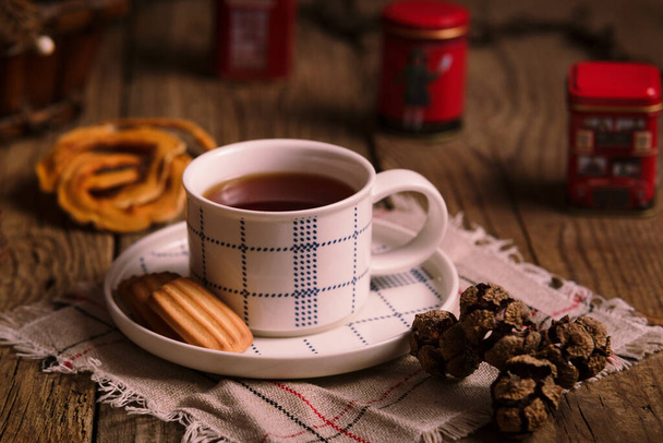 Английский чай с печеньем на деревянном столе, время чая во второй половине дня, деревенский стиль. - Фото, изображение