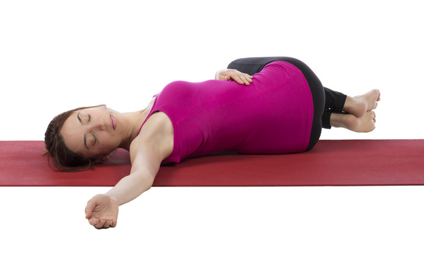 Mujer joven estirando la espalda durante el yoga
 - Foto, imagen