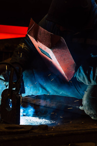A vertical shot of a welder working - Fotoğraf, Görsel