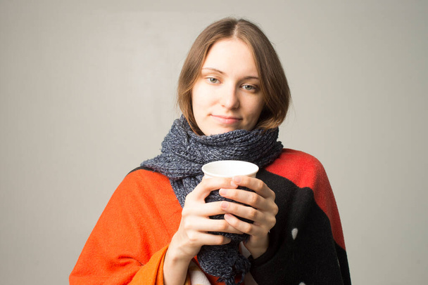 Zimní dívka pije čaj nebo kávu zahřát - Fotografie, Obrázek