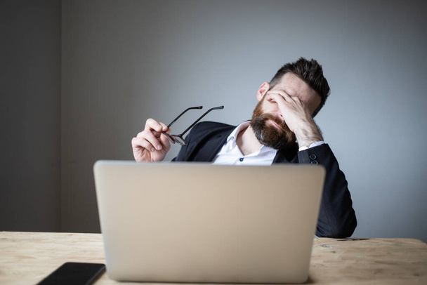 κουρασμένος επιχειρηματίας αγγίζει τα μάτια του κακή όραση, εξάντληση - Φωτογραφία, εικόνα