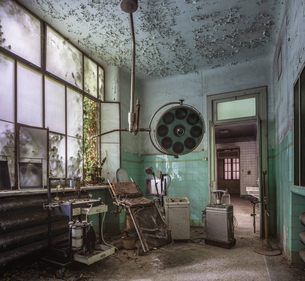 A vertical shot of an abandoned dentistry - Fotoğraf, Görsel