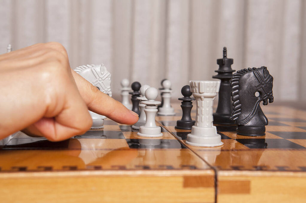 A sakkozó nő rámozdul. Az üzleti stratégia és a taktika fogalma. - Fotó, kép