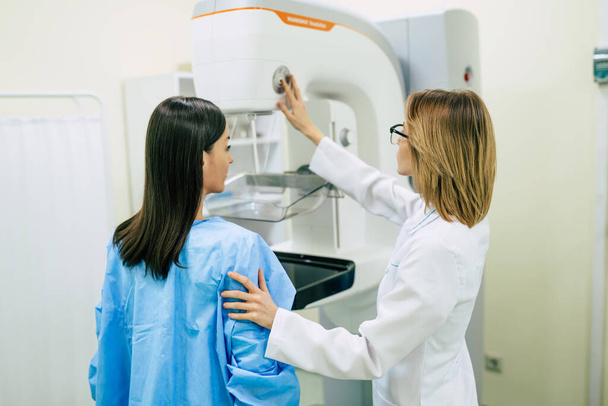Молода жінка має огляд мамографії в лікарні або приватній клініці з професійним лікарем-жінкою
. - Фото, зображення