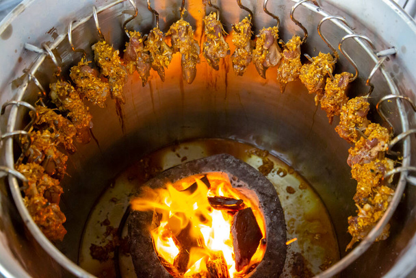 Paahdettu kana Thai yrttejä tai Gai Ob Samun Pai Thai on maukas paahdettu kana katu ruoka-astia, joka käyttää sitruunaruoho, galangal, ja kurkuma kuin marinadi ja löytyy koko Thaimaassa. - Valokuva, kuva