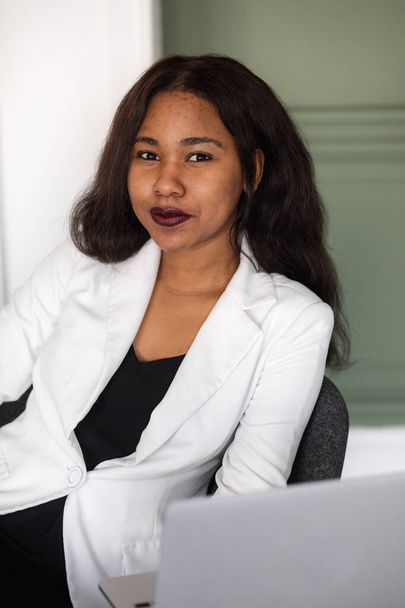 portrait of African American business woman in the office. black woman in business suit - Φωτογραφία, εικόνα