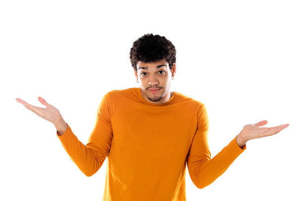 afro gars perplexe portant un pull orange isolé sur un fond blanc - Photo, image