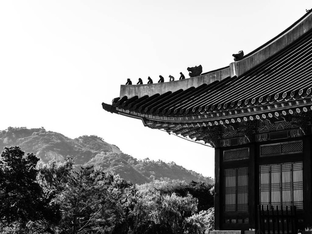 Koreai hagyományos tető. Gyeongbokgung Palota. Szöul, Dél-Korea - Fotó, kép