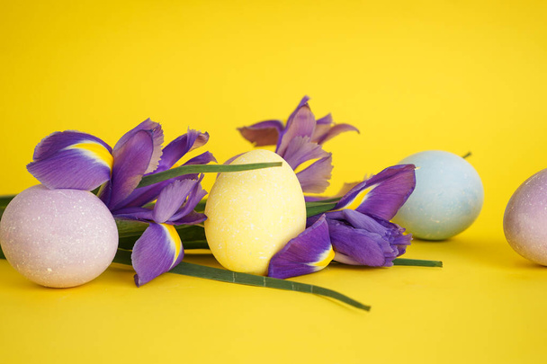 Пасхальные яйца с цветами на желтом фоне. - Фото, изображение