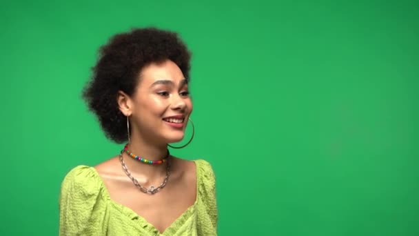 Rindo mulher afro-americana apontando com o dedo isolado no verde  - Filmagem, Vídeo