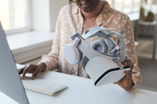Portret kobiety dewelopera IT trzymającej słuchawki VR podczas pracy nad rozszerzonymi grami i oprogramowaniem rzeczywistości, przestrzeń do kopiowania - Zdjęcie, obraz
