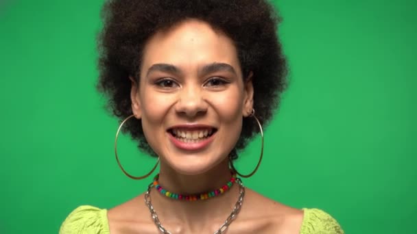 Heureuse femme afro-américaine parlant à la caméra isolée sur vert  - Séquence, vidéo