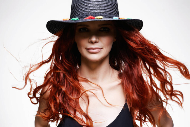όμορφη γυναίκα στο καπέλο, με σγουρά μακριά κόκκινα μαλλιά. πορτρέτο ομορφιά της υγιούς κορίτσι μαλλιά - Φωτογραφία, εικόνα