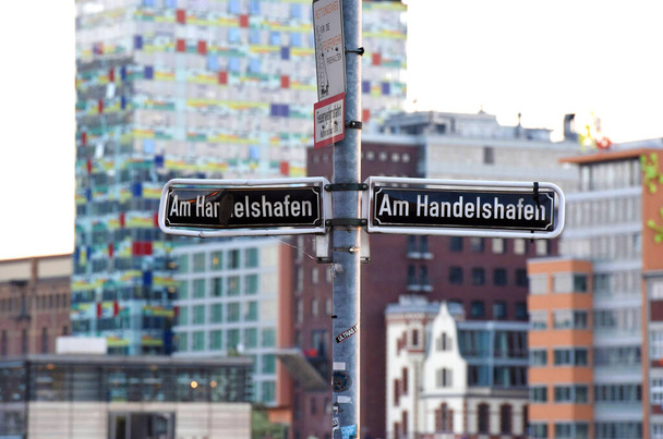  Írja alá a "Handelshafen" szót a németországi Duesseldorfban, Európában - Fotó, kép