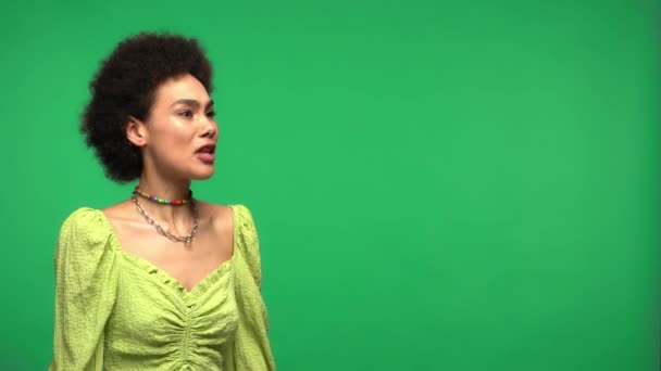 緑の上に隔離された叫んでメガホンを持つアフリカ系アメリカ人女性  - 映像、動画