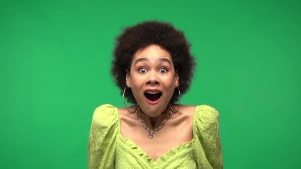 Şaşırmış Afrikalı Amerikalı kadın yeşilde izole edilmiş  - Video, Çekim
