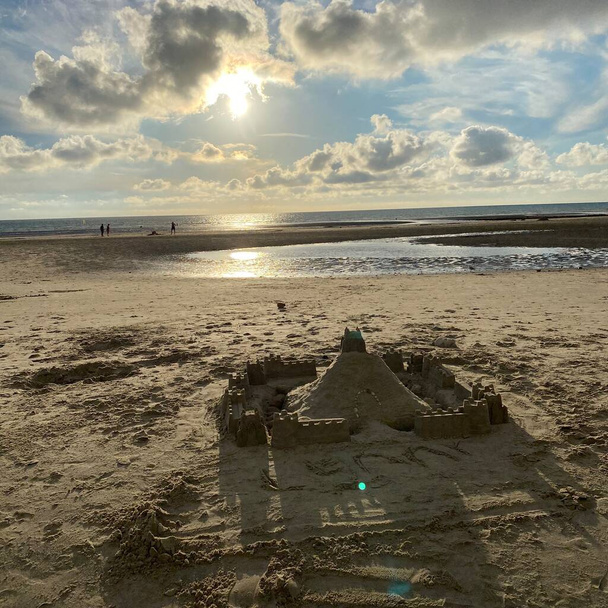 Contraluz del sol en el castillo de arena en la playa de Wimereux, costa de Opal - Foto, Imagen